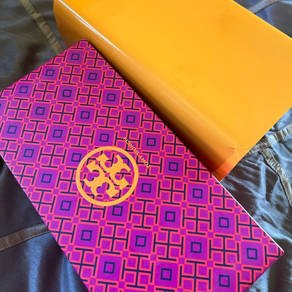 Tory Burch Sandals. Has never been worn . Absolutely beautiful! - Picture 4 of 5